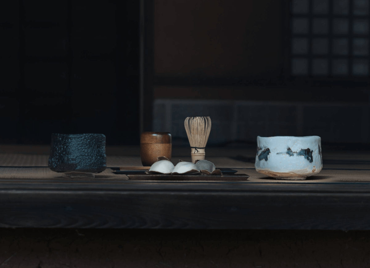 縁側に並べた瀬戸黒茶碗、棗、茶筅、菓子、志野茶碗——一服の支度(加藤尊也)