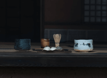 縁側に並べた瀬戸黒茶碗、棗、茶筅、菓子、志野茶碗——一服の支度（加藤尊也）