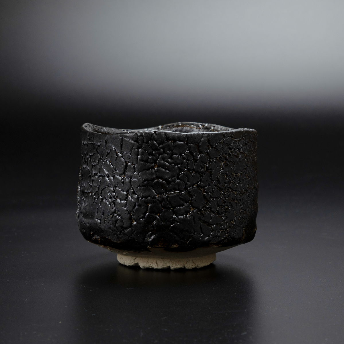 クレヨン7色 茶道具 瀬戸焼 瀬戸黒葵紋印 茶碗 時代箱付 M クレヨン7色 茶道具 瀬戸焼 瀬戸黒葵紋印 茶碗 時代箱付 M