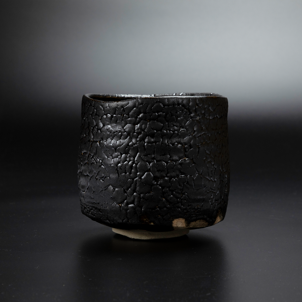 愛媛県 松本博伸作 瀬戸黒 茶碗 在銘 無傷保証 共箱 古物。 愛媛県 松本博伸作 瀬戸黒 茶碗 在銘 無傷保証 共箱 古物。