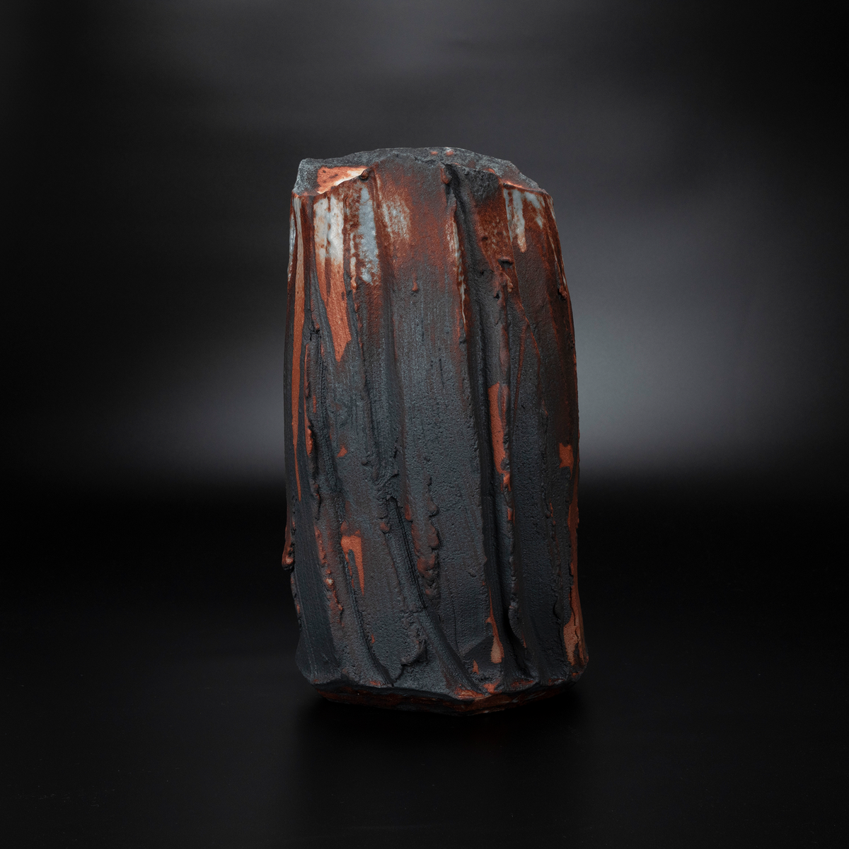 心に凛とした強さを届ける｜志野花入がもたらす静寂と気高さ