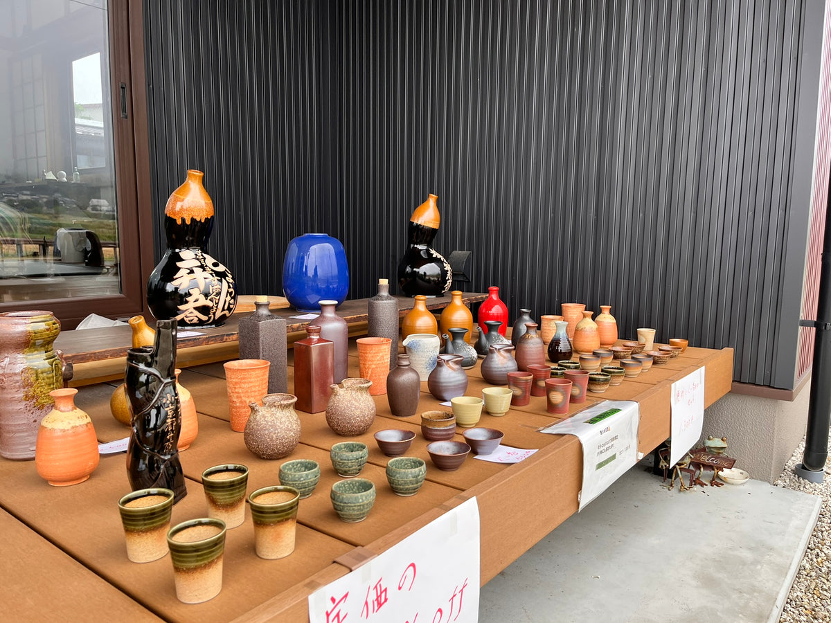 Bình sake tokkuri, chén sake guinomi và các tác phẩm từ lò khác được bày cho đợt bán giá đặc biệt